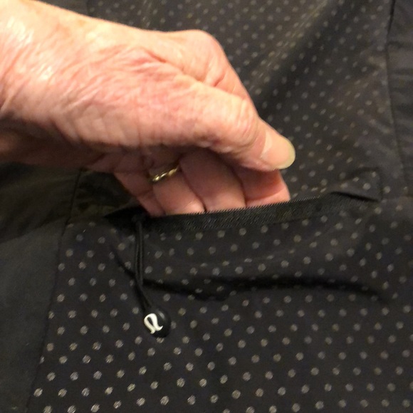 LULULEMON BLACK LIGHTWEIGHT MESH LINED WOMEN’S JACKET SIZE 8 BACK REFLECT #058 - Picture 7 of 12